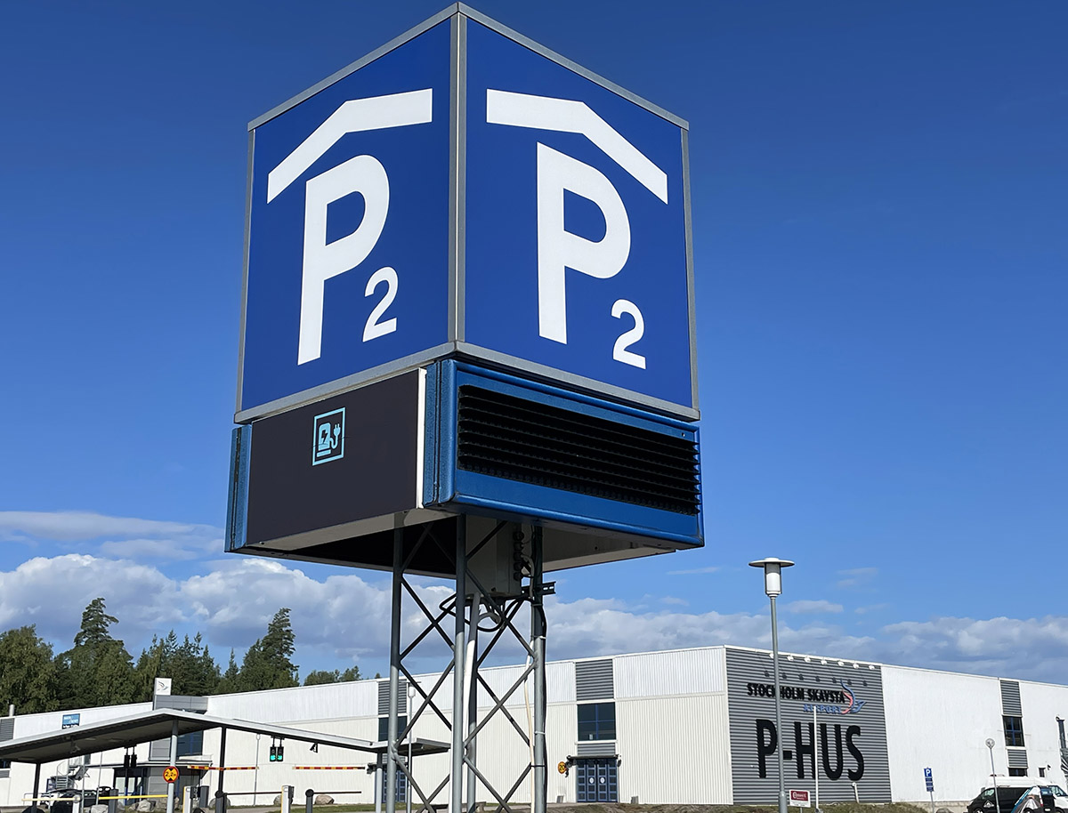 P-skylt med parkeringshuset i bakgrunden